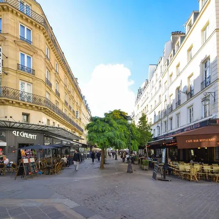 Charming Flat In The Heart Of